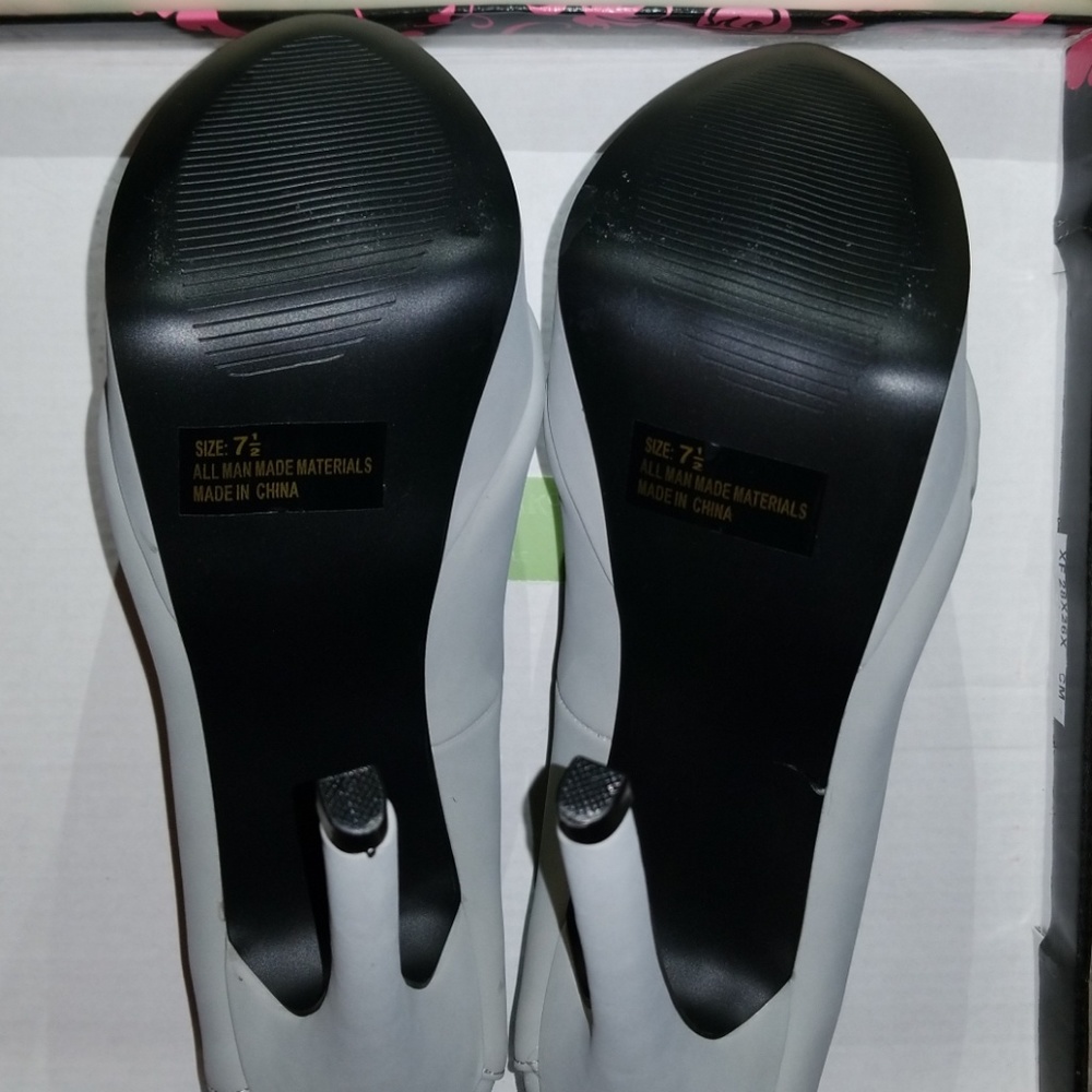 Gray Platform Pumps - Picture 4 of 5